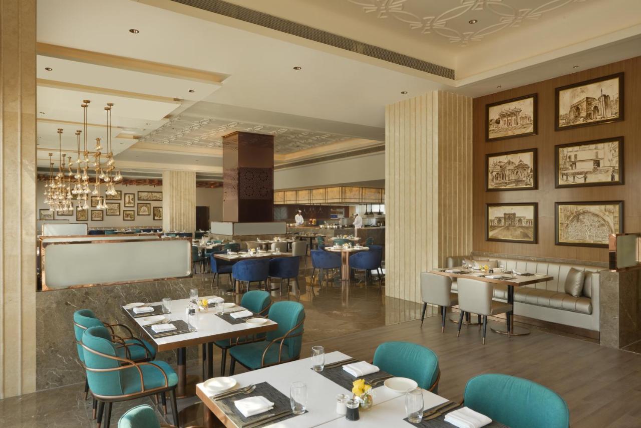 Hotel Taj Skyline Ahmedabad Esterno foto The restaurant