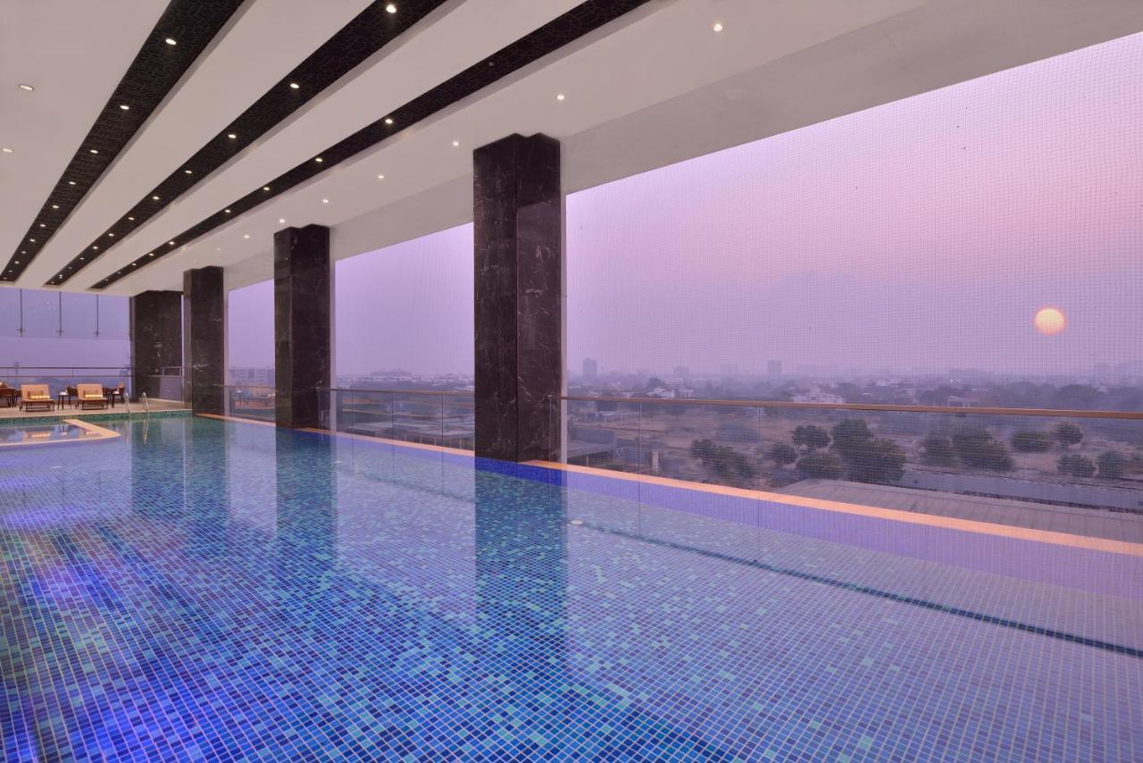 Hotel Taj Skyline Ahmedabad Esterno foto The pool at the 39th floor