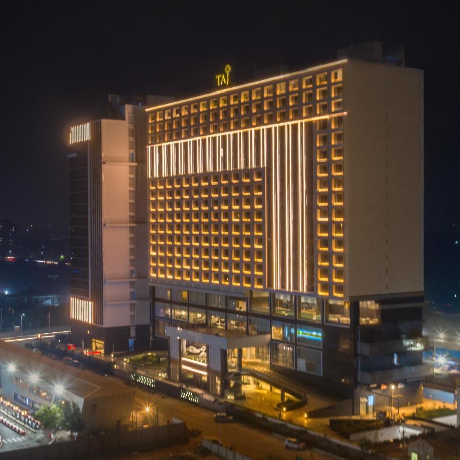 Hotel Taj Skyline Ahmedabad Esterno foto The hotel at night
