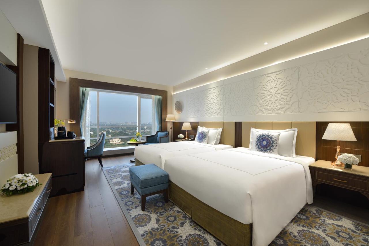 Hotel Taj Skyline Ahmedabad Esterno foto