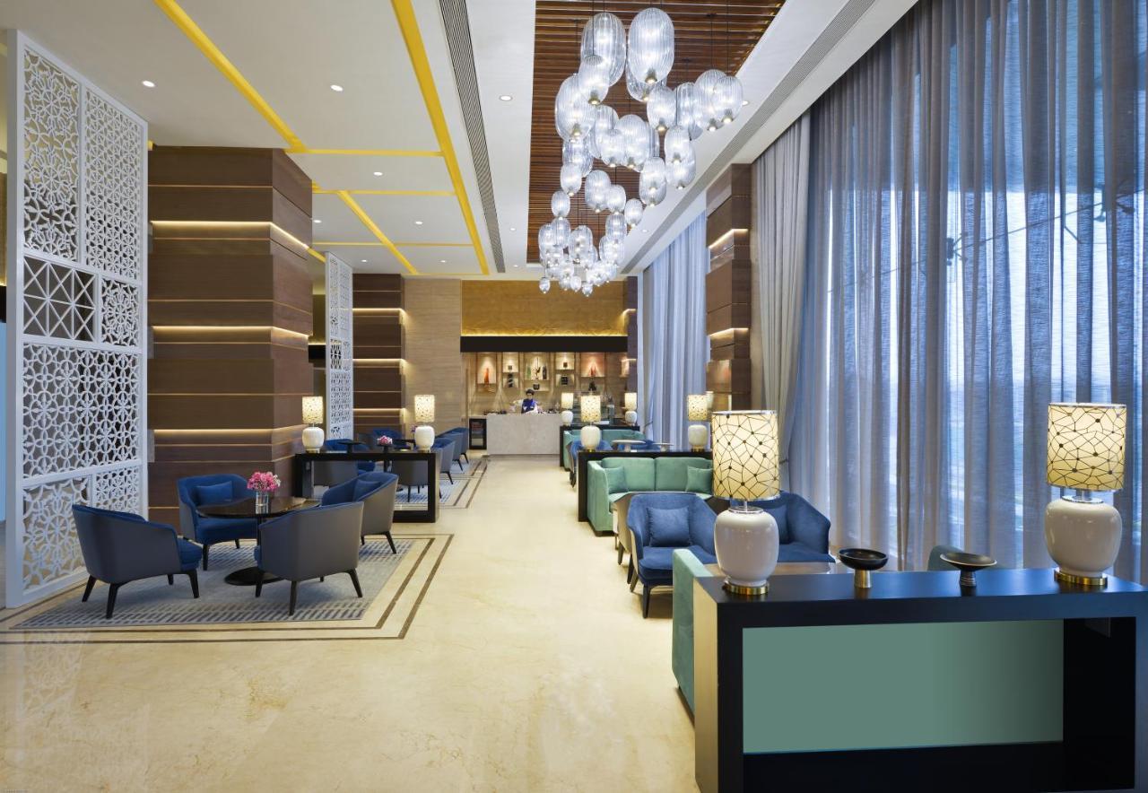 Hotel Taj Skyline Ahmedabad Esterno foto The lounge at the airport