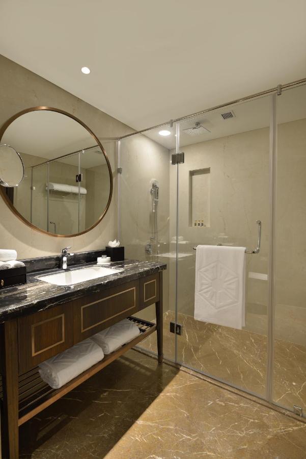 Hotel Taj Skyline Ahmedabad Esterno foto Bathroom