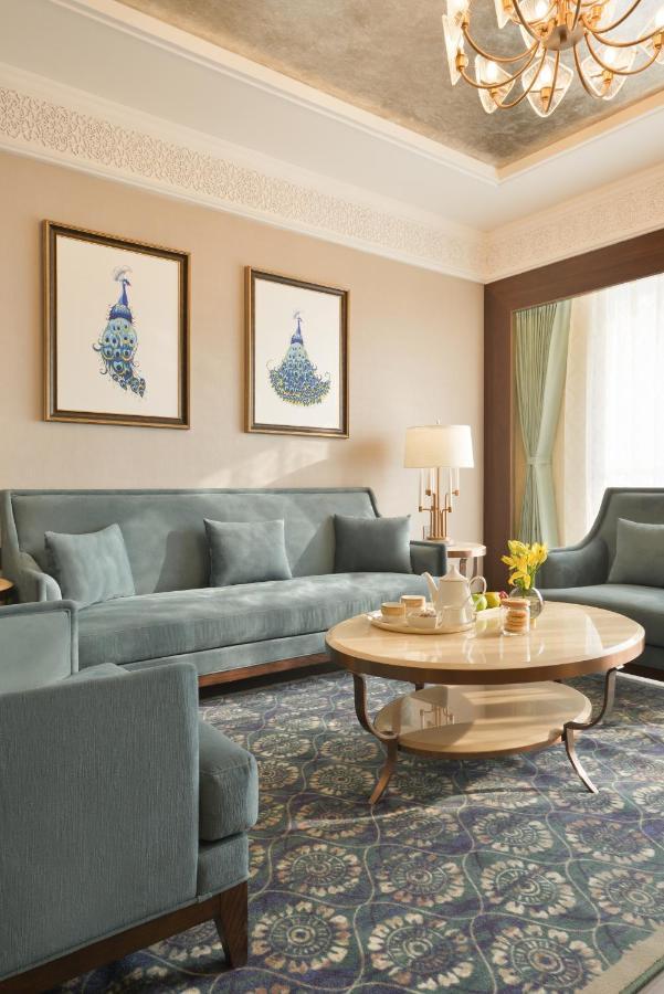 Hotel Taj Skyline Ahmedabad Esterno foto A living room at the hotel