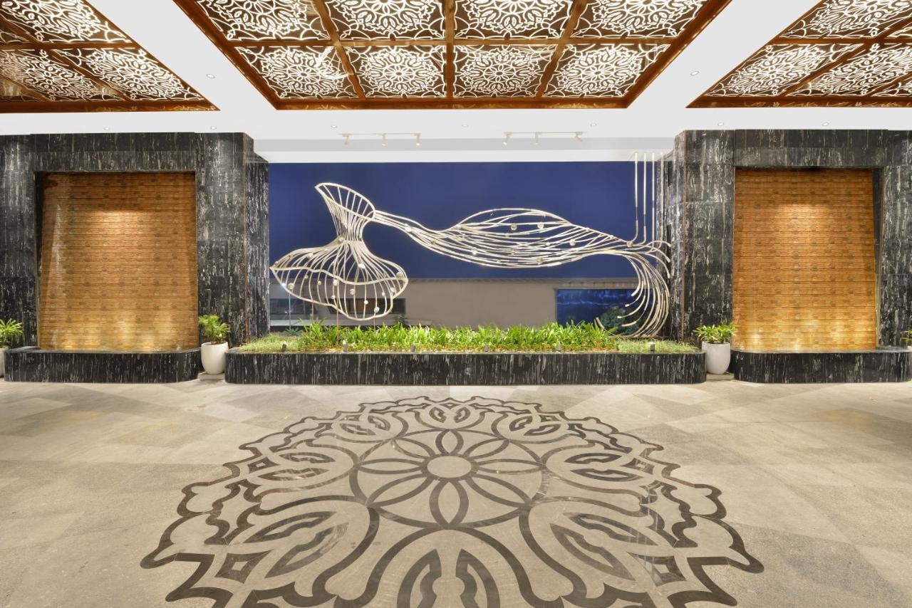 Hotel Taj Skyline Ahmedabad Esterno foto The lobby of the hotel