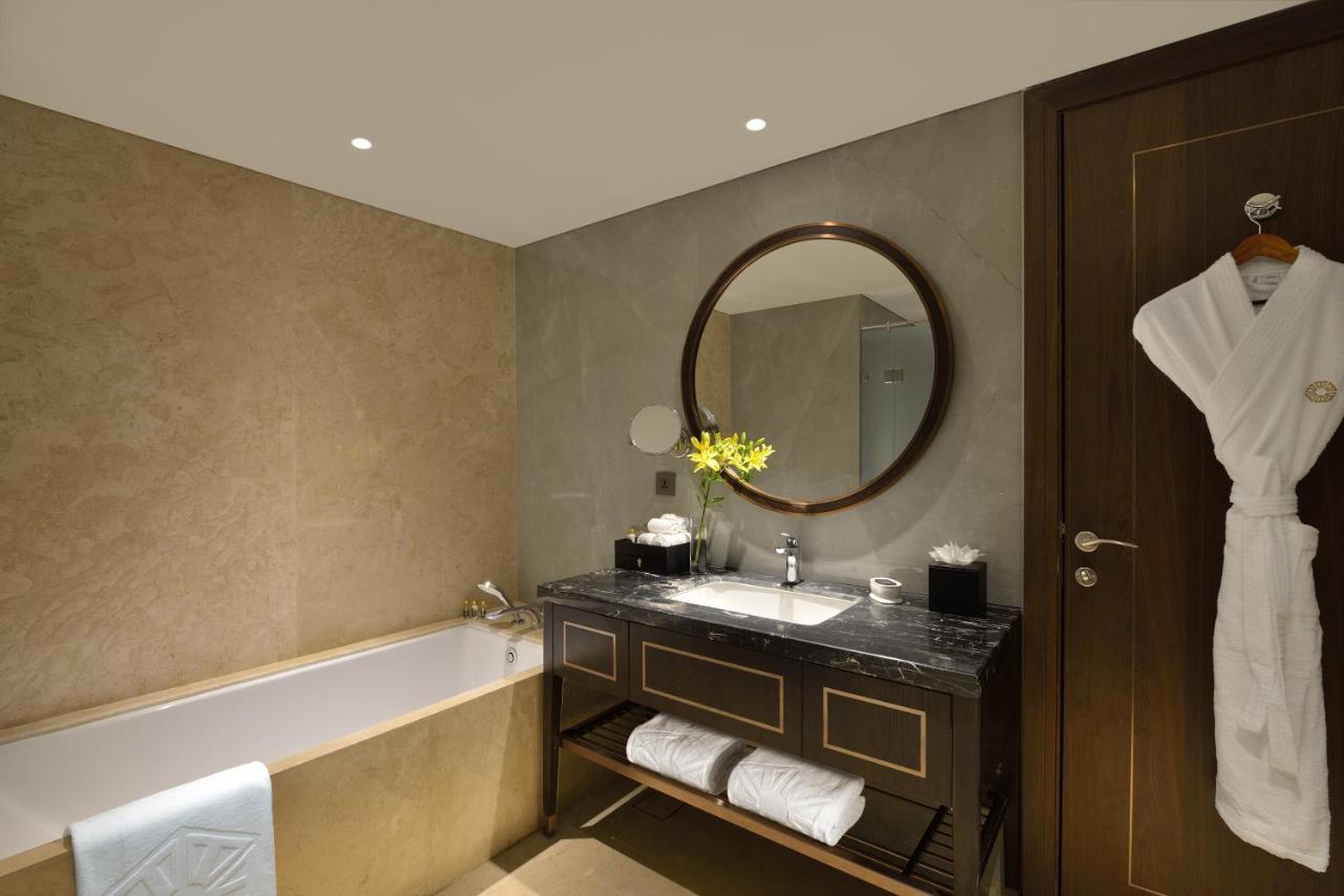 Hotel Taj Skyline Ahmedabad Esterno foto Bathroom