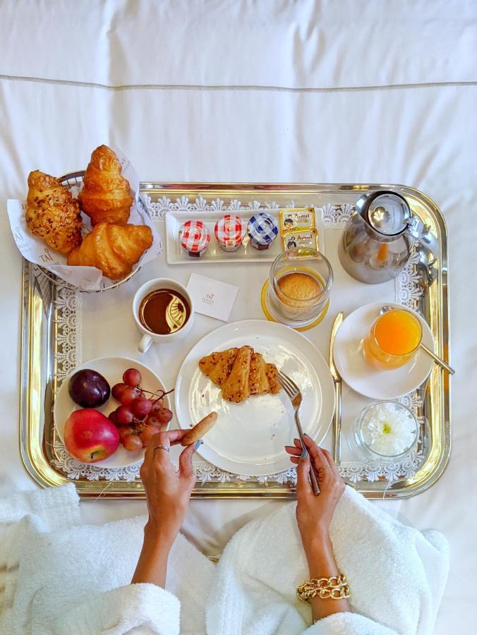 Hotel Taj Skyline Ahmedabad Esterno foto A room service breakfast