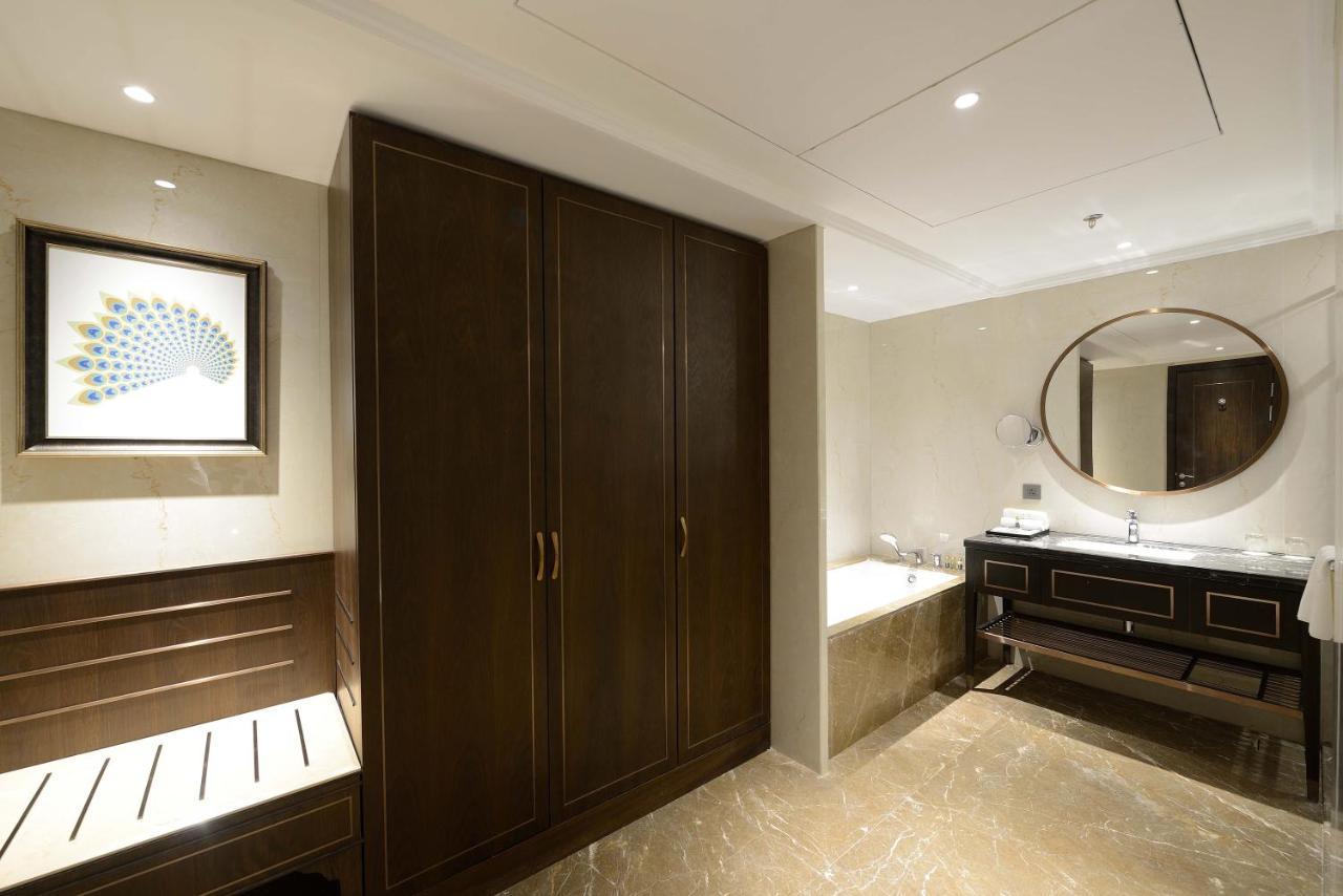 Hotel Taj Skyline Ahmedabad Esterno foto A bathroom at the hotel