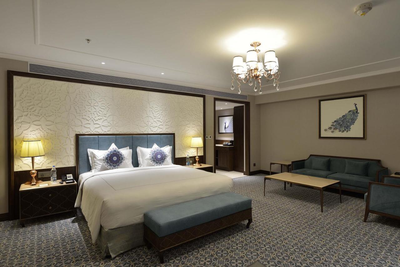 Hotel Taj Skyline Ahmedabad Esterno foto A suite at the hotel