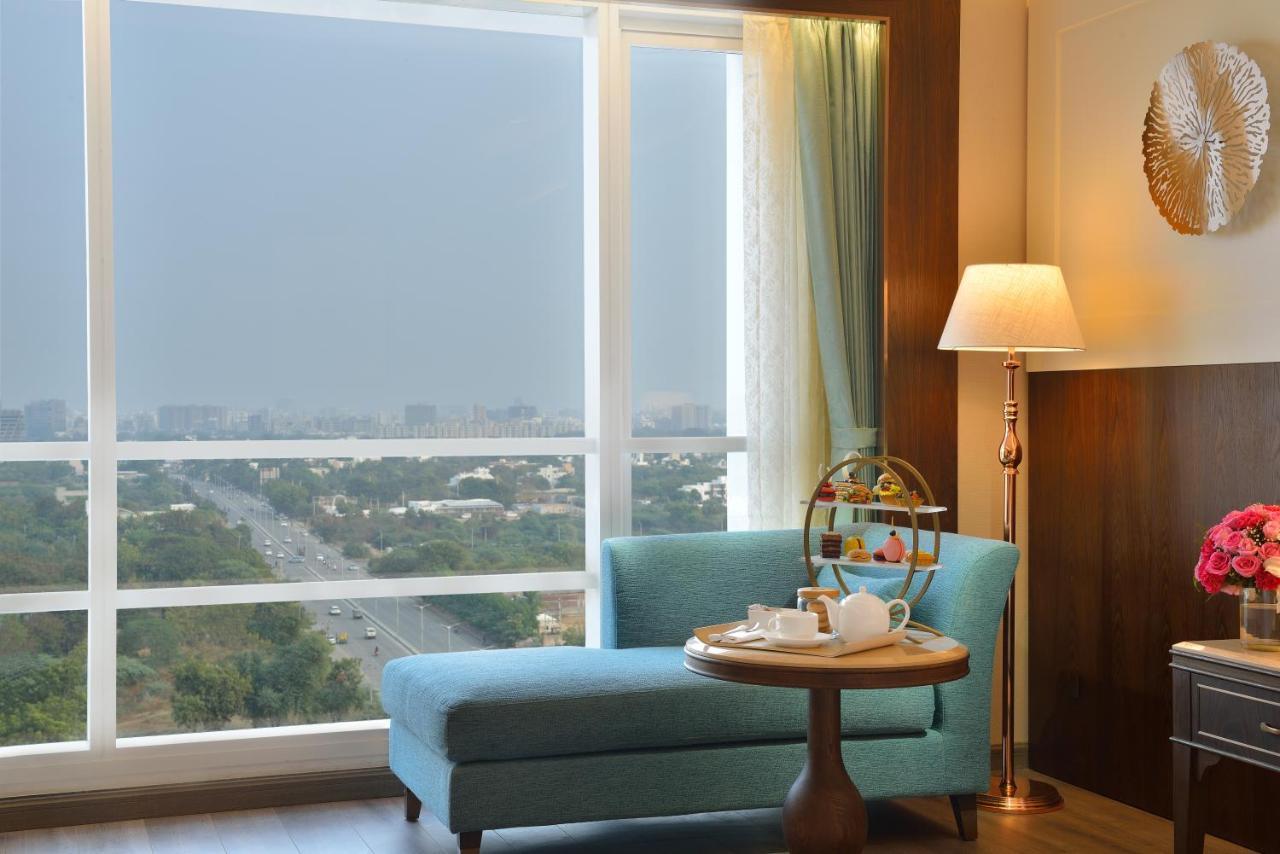 Hotel Taj Skyline Ahmedabad Esterno foto A room at the hotel