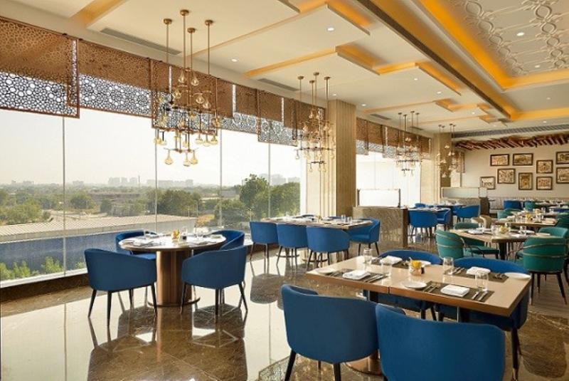 Hotel Taj Skyline Ahmedabad Esterno foto The restaurant at the hotel