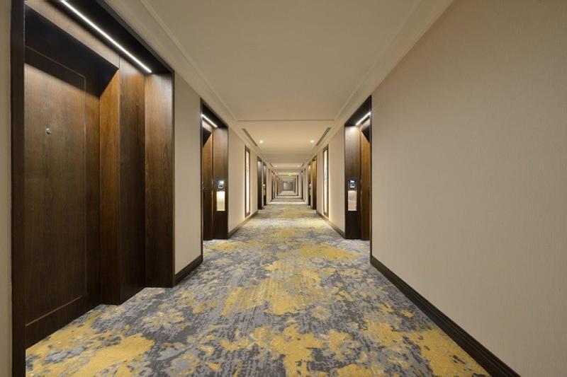 Hotel Taj Skyline Ahmedabad Esterno foto A corridor at the hotel